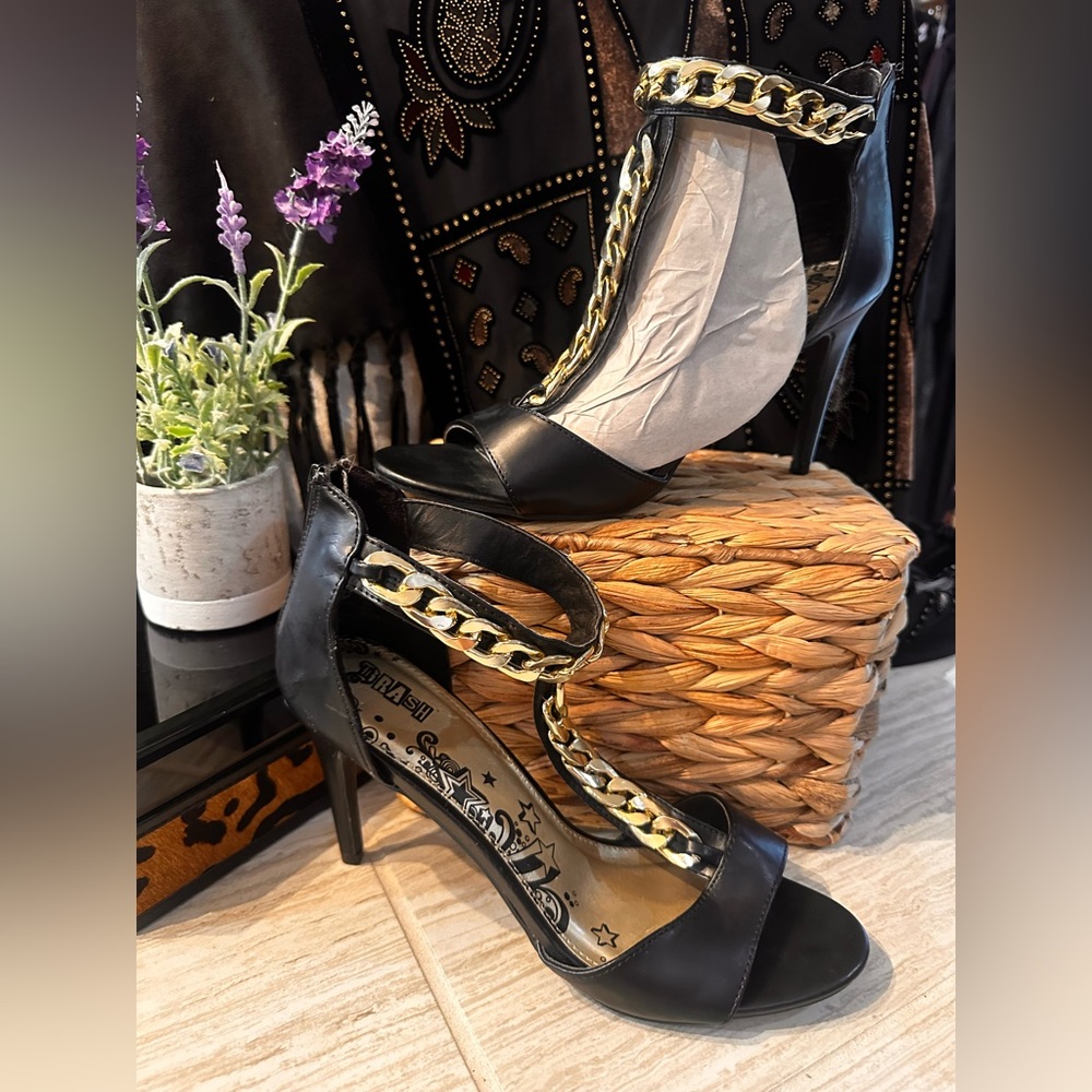NWOT Elegant Black Heels with Gold Chain Detail
Size 9
4”heel
